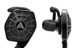 Audeze fones de ouvido magnéticos planos pretos in-ear. Um de lado com grade e logo, outro de perfil com ponteira.