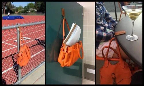 Bolsa laranja em três cenas: na cerca da pista, em gancho do banheiro, e no chão de café. Salve seus pertences.