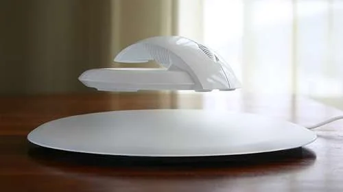 Mouse branco levitante estilo bat, flutuando sobre uma base oval branca conectada por fio.