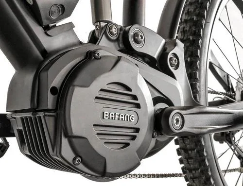 Motor Bafang Ultra de 1600w+ para bike. Unidade mid-drive cinza chumbo com logo e aletas de refrigeração no quadro da bicicleta.