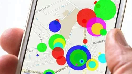 Smartphone exibe mapa com inúmeros círculos coloridos e concêntricos sobrepostos, o dispositivo bond para dados à distância.