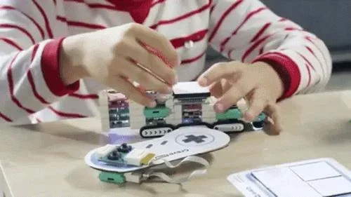 Brinquedo magnético ensina programação para crianças