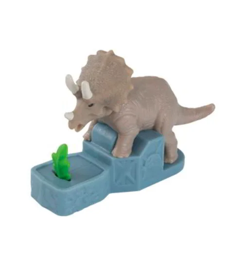 Brinquedo McLanche Feliz Jurassic World: Triceratops bege sobre base azul com planta verde, parte da coleção que utiliza magnetismo.