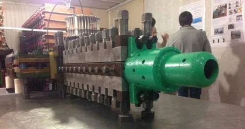 Canhão eletromagnético russo: peça de engenharia robusta com barril verde frontal e boca larga, estrutura metálica parafusada.