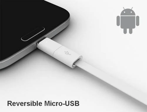 Adaptador Reversible Micro-USB branco em celular Android preto para carregar.