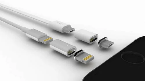 Adaptadores magnéticos para carregar celular: cabos e pontas Lightning e USB-C, dispostos com um smartphone preto.