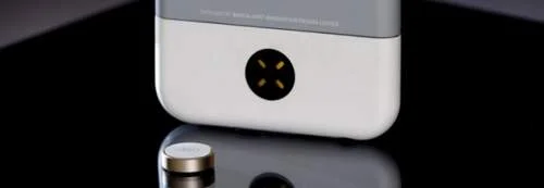 Acessório branco/cinza para iPhone com marcação X dourada e um pequeno ímã. Para expandir memória até 256GB.