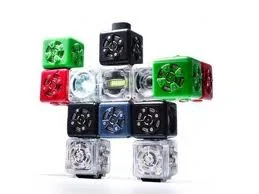 Cubelets, os robôs modulares. Módulos cúbicos coloridos (verdes, vermelhos, pretos, azuis, transparentes) montados como um robô.