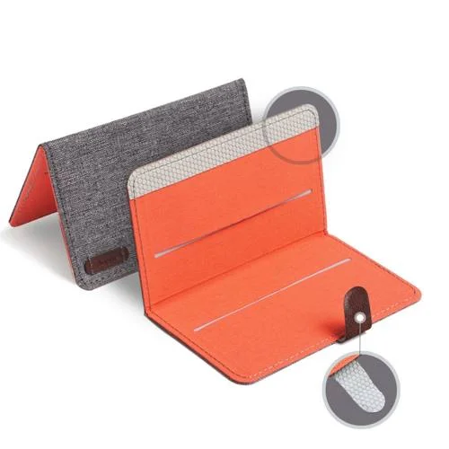 Fecho frontal magnético cinza texturizado e laranja, aberto, com divisórias e aba de fecho visível.