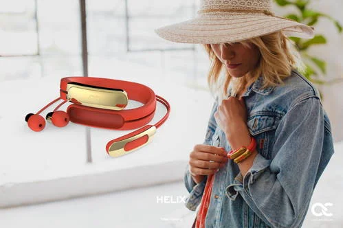 Helix fone de ouvido que vem com pulseira, vermelho e dourado, exibido aberto e no pulso de uma mulher.