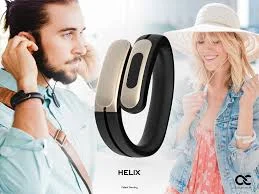 Fone de ouvido Helix, que vem com pulseira preta e dourada em formato espiral. Homem usando fone, mulher sorrindo.