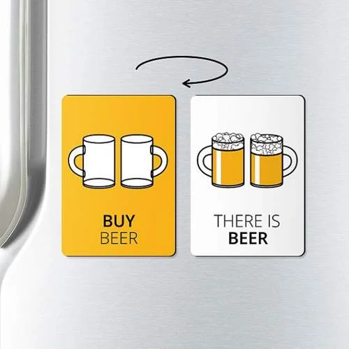 Imãs de geladeira retangulares para organizar: um laranja BUY BEER com canecas vazias, outro branco THERE IS BEER com canecas cheias, e seta rotativa.