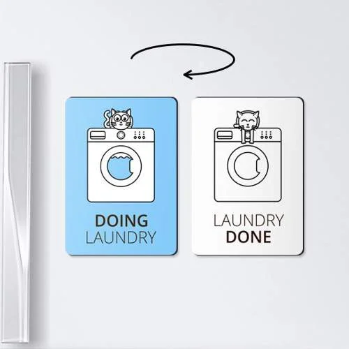 Ímãs de geladeira para manter a vida em ordem: 2 retângulos. Um azul DOING LAUNDRY (gato, máquina com água), outro branco LAUNDRY DONE (gato, máqui...