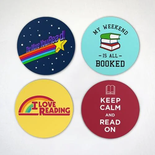 Quatro ímãs de geladeira redondos para quem ama livros, com frases e designs divertidos sobre leitura.