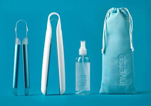Inverse Chapinha Gelada para Hidratar Cabelo: modelador branco, pinça azul, spray transparente e bolsa azul Inverse em fundo azul.