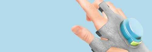 Luva que ajuda a controlar os temores de portadores do Parkinson