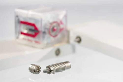 Fastener magnético para madeira sem furos visíveis: um inserto roscado e um parafuso separados.