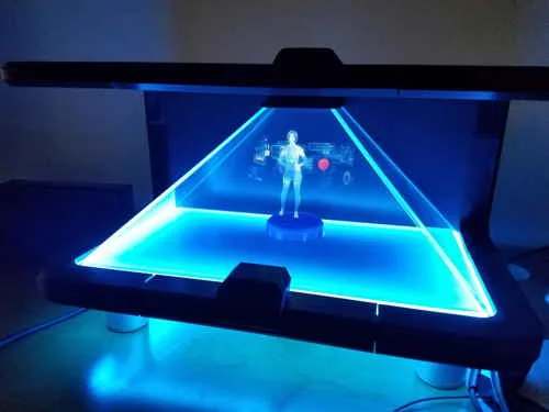 Holograma de uma pessoa e veículo em display luminoso azul, facilitando a criação de hologramas.