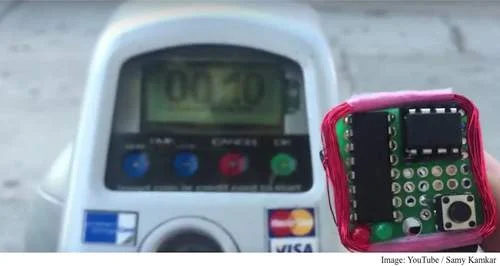 MagSpoof: dispositivo com placa verde e fios vermelhos, à frente de parquímetro branco com display 00:20 e logos de cartão.