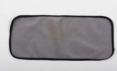 Máscara de olhos com ímãs 2, retangular cinza com borda preta e cantos arredondados.