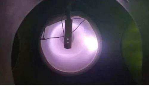 O que acontece quando um Ímã entra em uma câmara de plasma