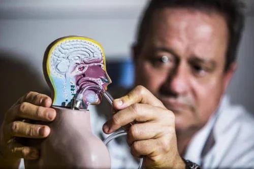 Sonda com ímã para o tratamento de crianças que se engasgam