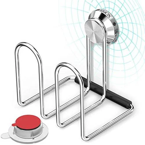 Suporte de pia magnético para esponja de metal cromado com três seções, ímã redondo e base preta, ao lado de adesivo vermelho.