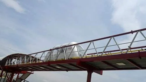 Trem de levitação magnética, cápsula branca futurista, em via elevada no Brasil sob céu azul.
