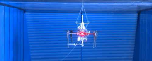 Drone lançando teias com ajuda de ímãs