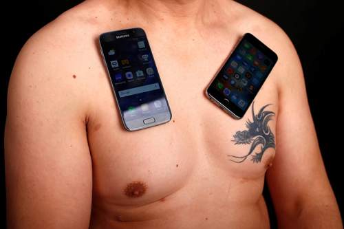 homem ima prendendo smartphones ao corpo